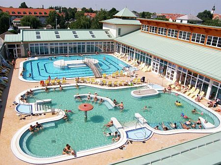 Großer Außenpool im Thermal Hotel Mosonmagyarovar