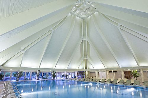 Bedeckte Schwimmbad in Thermenhotel Heviz - Wellnessurlaub in Ungarn - Kurzurlaub in Heviz