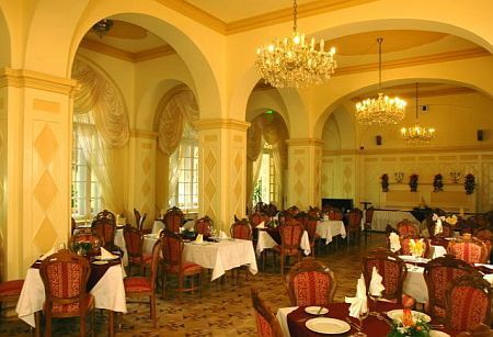 Elegantes Restaurant im Hotel Park Eger - Thermenhotel in Eger - Hotel Park Eger 
