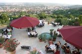 Terrasse mit wunderschönem Ausblick im Hotel Kikelet Pecs