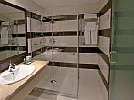 Schönes und Modernes Badezimmer im  Aquaworld - Wellnesswochenende im Aquaworld Resort Budapest