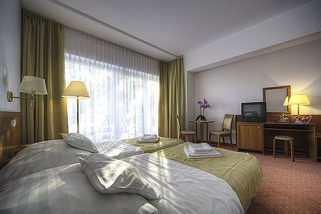 Modernes Zimmer im Ket Korona Wellness- und Konferenz Hotel in Balatonszarszo - Wellness Wochenende am Plattensee