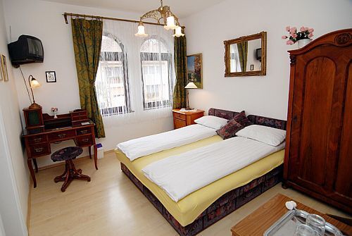 Preiswerte Unterkunft in Eger - Panorama Pension Eger - Zimmer mit Aussicht auf dem Stadtpark