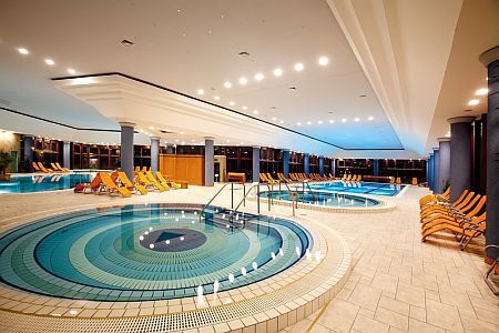 Schwimmbecken in Greenfield Hotel in Bükfürdö, Spa- Thermal Hotel in Bük - Birdland 