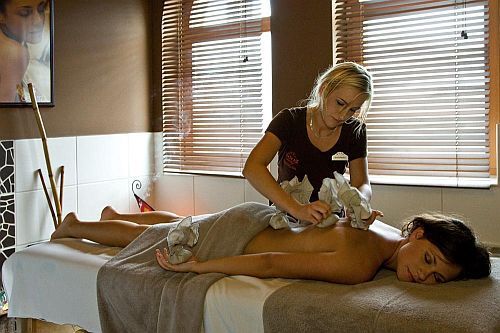 Tibetische Massage in Shiraz Hotel in Egerszalok in Ungarn