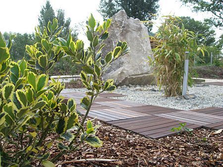 Der schöne Garten des 4-Sterne-Hotels Bio Art Szepia in Zsambek zu Aktionspreisen