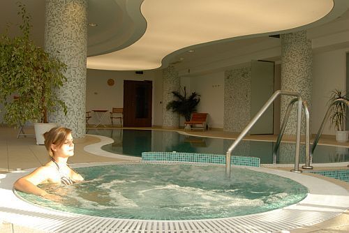 Jakuzzi in der Wellnessabteilung des 4-Sterne-Wellnesshotel Szepia Bio Art in Zsambek, 30 km von Budapest entfernt