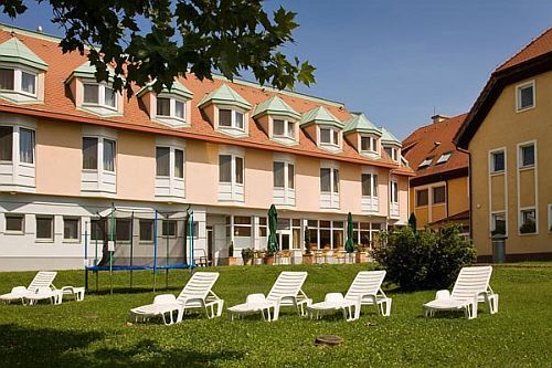 Thermal Hotel Aqua - Garten des 3-Sterne-Hotels mit Sonnenliegen - Mosonmagyarovar, Ungarn