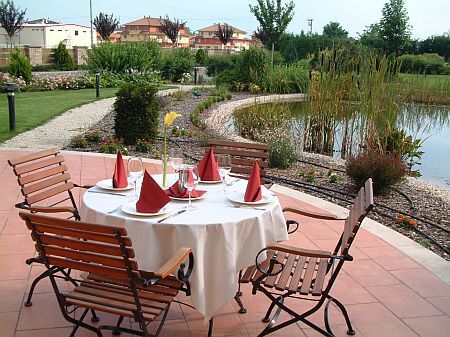 Terasse im Hotel Airport Stacio in ruhiger Umgebung,  in Vecses