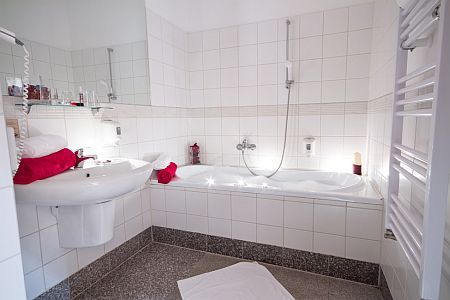 4* Corvus Aqua Hotel schönes geräumiges Badezimmer in Oroshaza