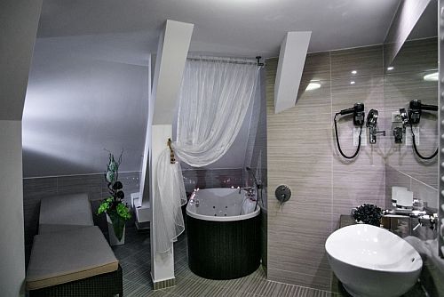 Flitterwochen Suite mit Jacuzzi im Hotel Glorius Mako