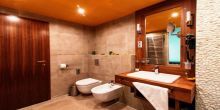 Castellum Hotel Hollókõ elegantes Badezimmer in Hollókõ