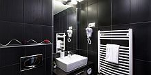 Auris Hotel im Zentrum von Szeged mit schönem Badezimmer